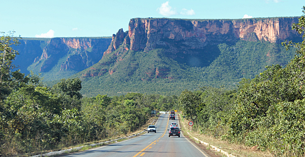 http://media.viajenaviagem.com.s3.amazonaws.com/wp-content/uploads/2015/04/guimaraes-estrada.jpg